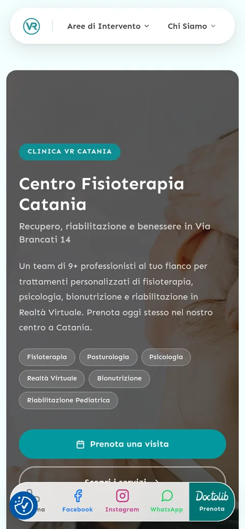 Vista mobile del sito Clinica VR Catania, con header a pillola e bottom bar in stile app